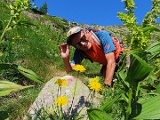 35 In posa tra i fiori